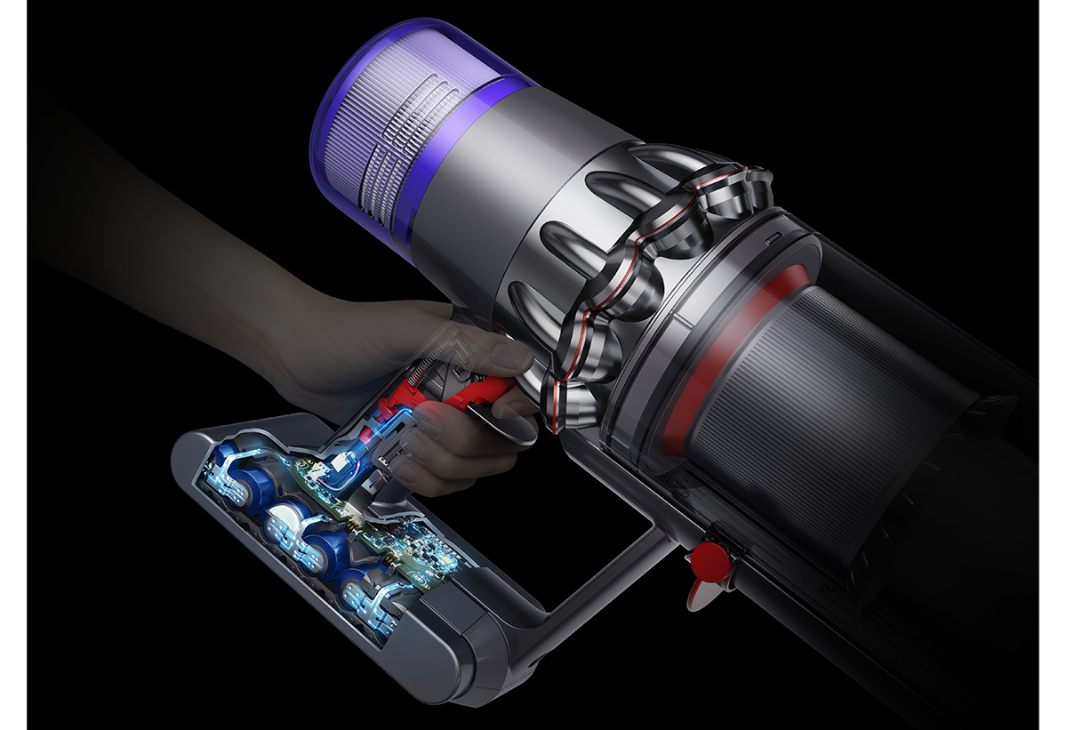 Απεικονίζεται ένα χέρι να κρατάει τη σκούπα.